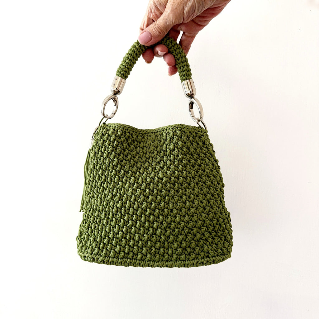 borsa uncinetto Mabel indossata a mano