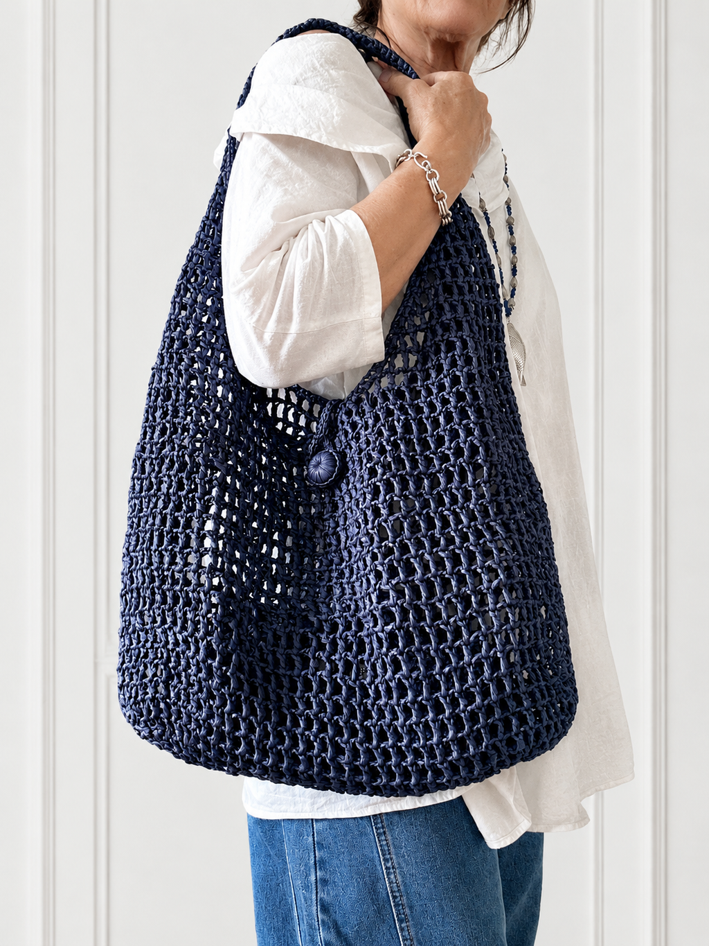 Borsa Maris in rafia blu indossata a spalla