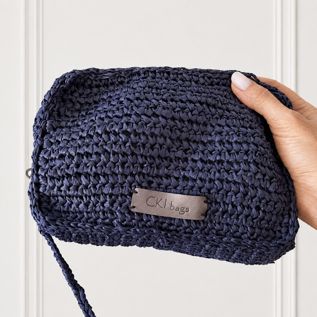 Pochette coordinata in rafia blu inclusa con la borsa Maris.