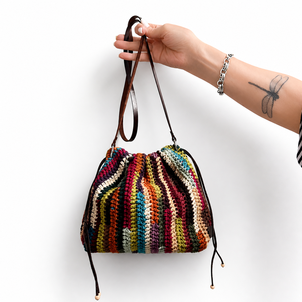 Borsa a sacchetto colorata fatta a mano con dettagli in cuoio