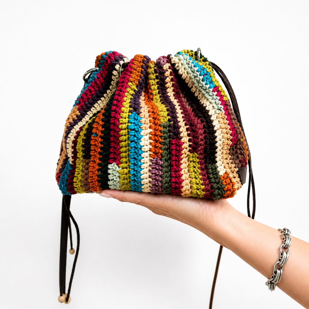 Dettaglio della lavorazione multicolor della borsa a sacchetto MAVI