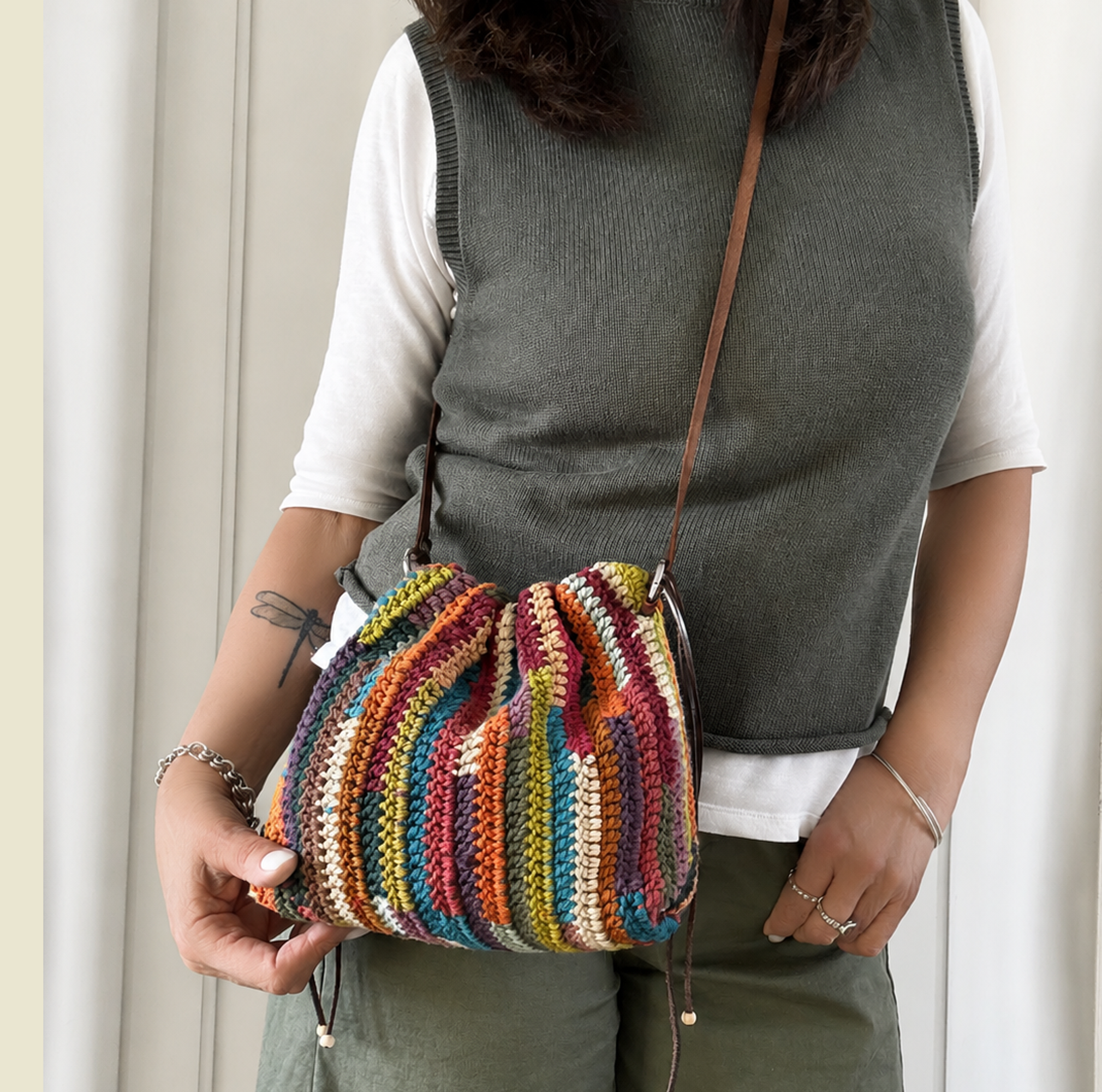 Modella con borsa a sacchetto multicolor MAVI indossata a tracolla