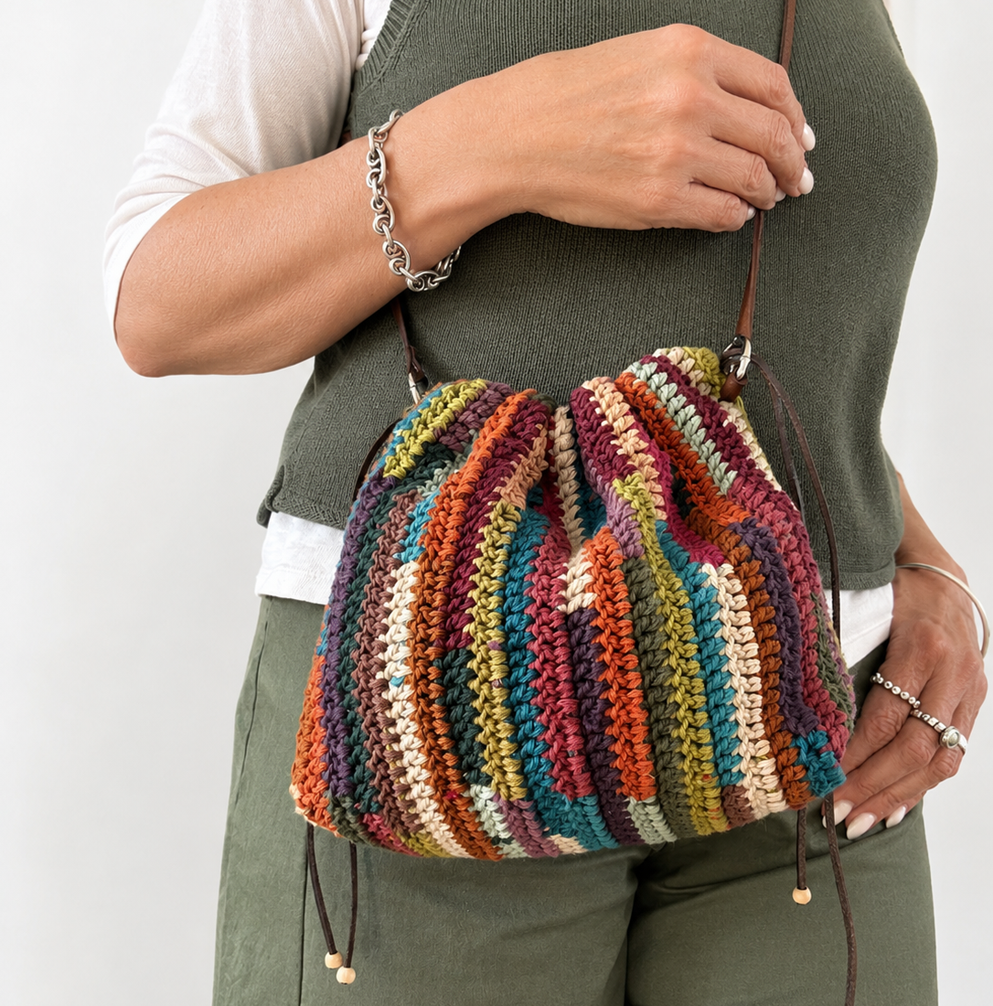 Modella con borsa a sacchetto a righe multicolor fatta a mano