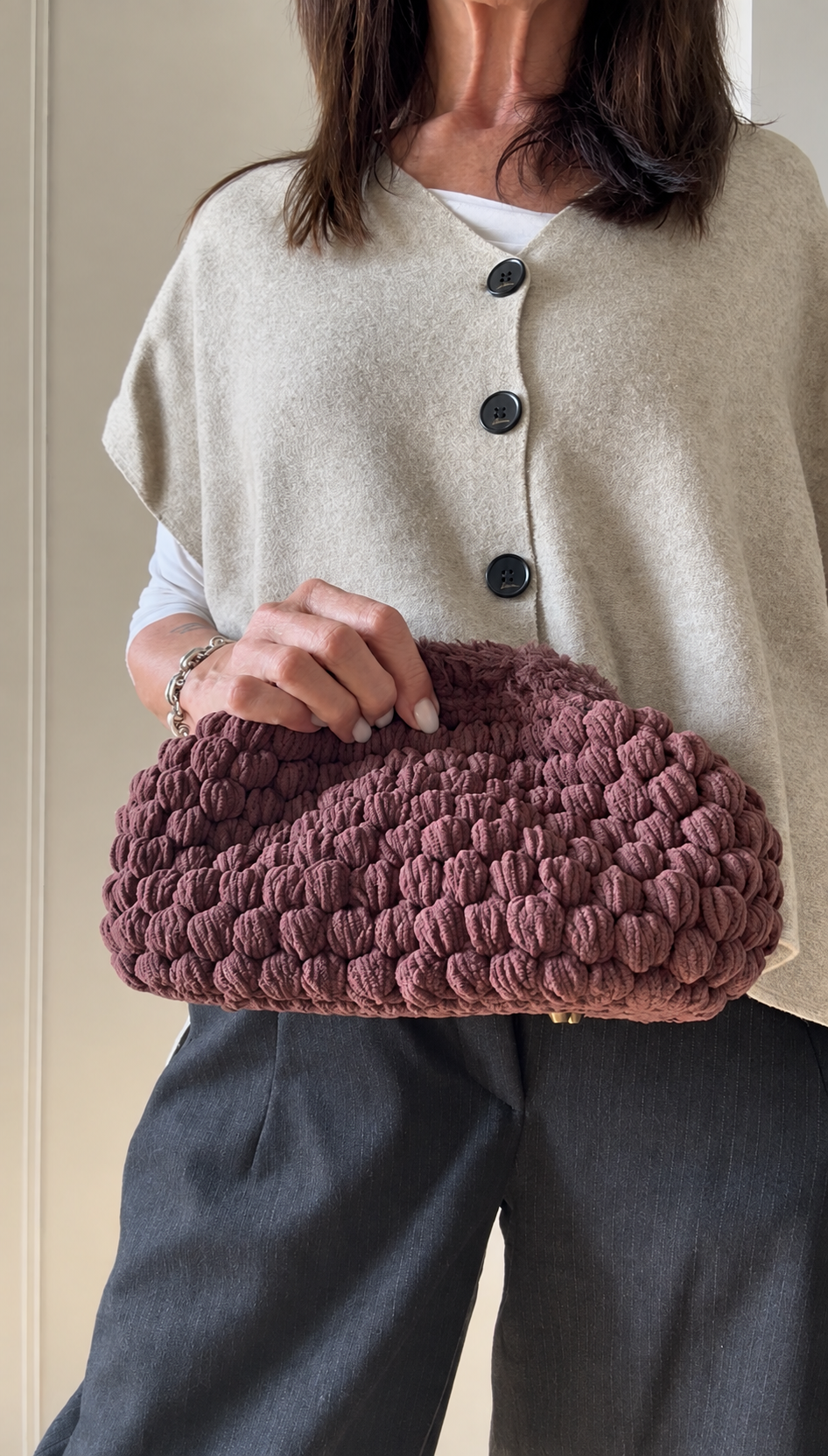 Borsa crochet Mia marrone indossata a mano, realizzata artigianalmente in Italia