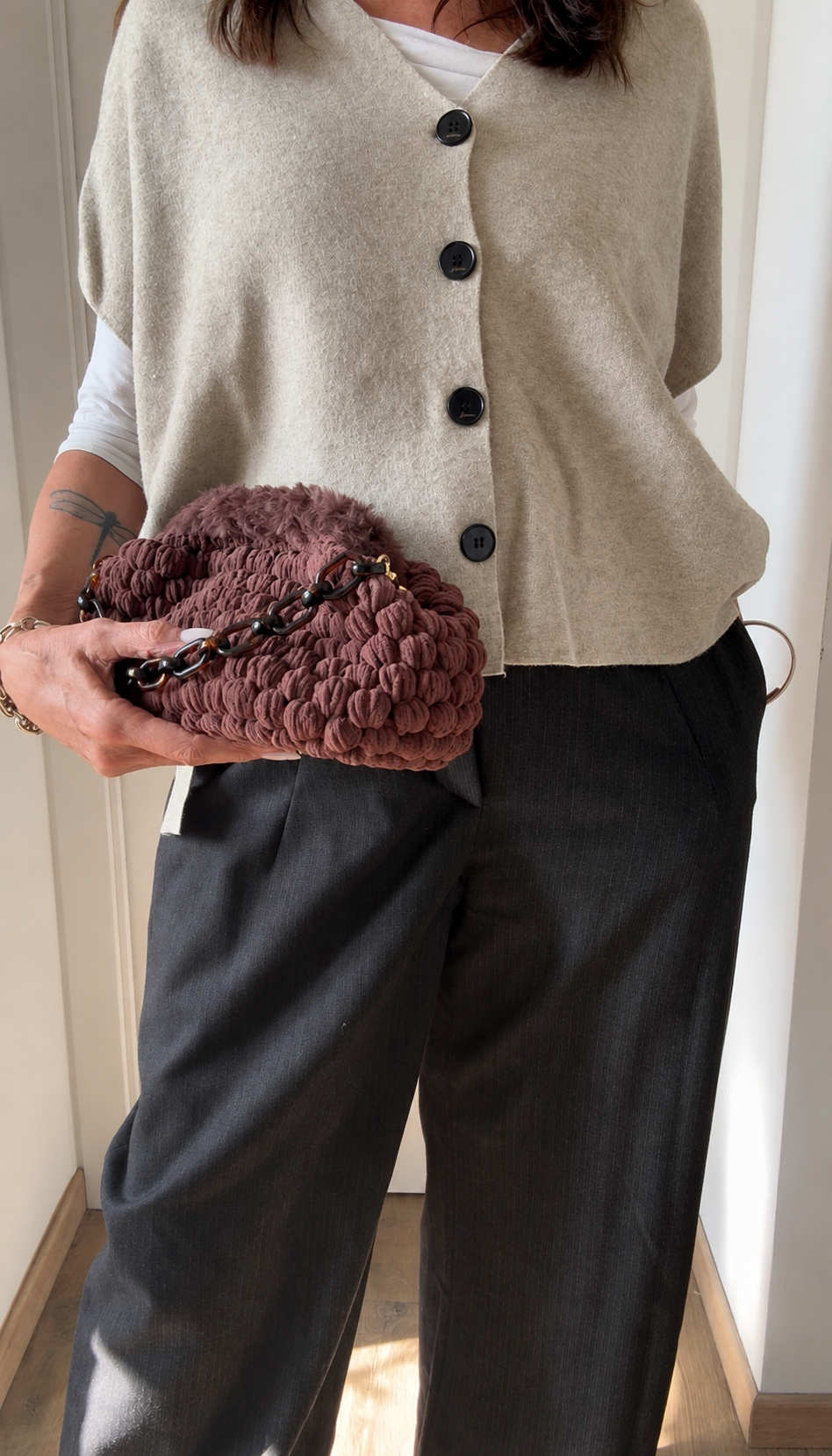 Borsa crochet Mia marrone indossata con outfit da giorno, Made in Italy