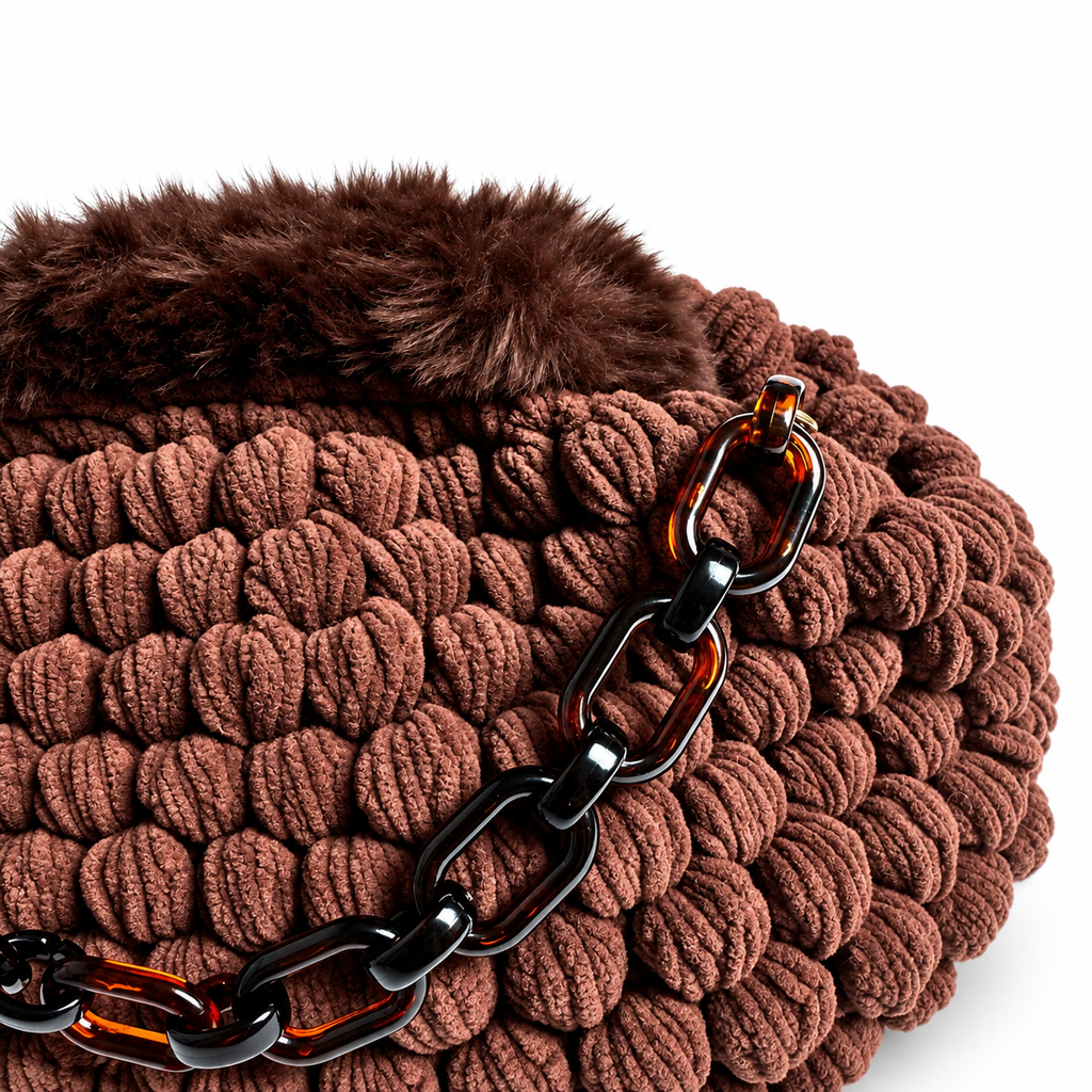 Vista laterale della clutch Mia con catena effetto tartaruga