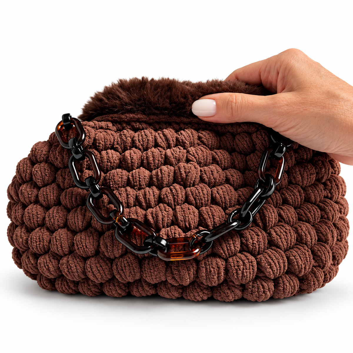 Mia clutch all’uncinetto marrone tenuta in mano