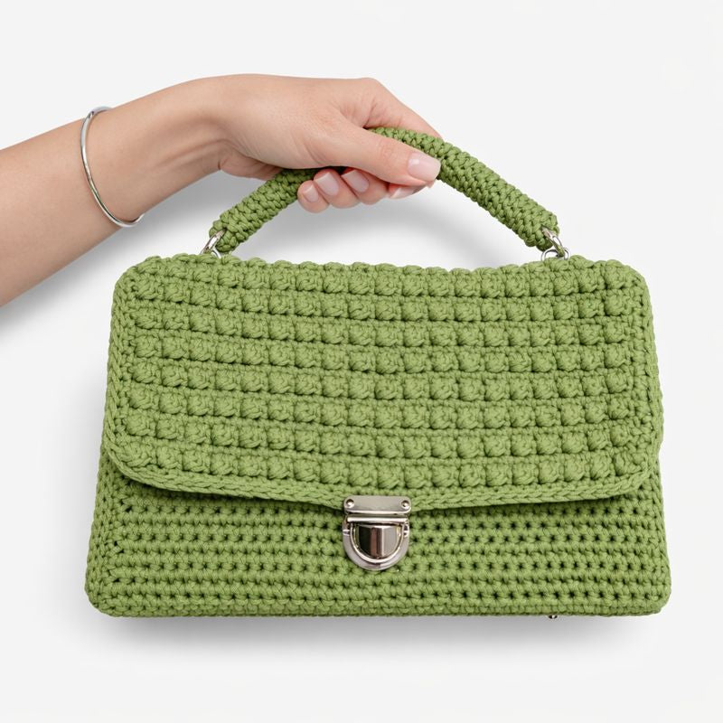 borsa uncinetto cartella Mina verde indossata a mano