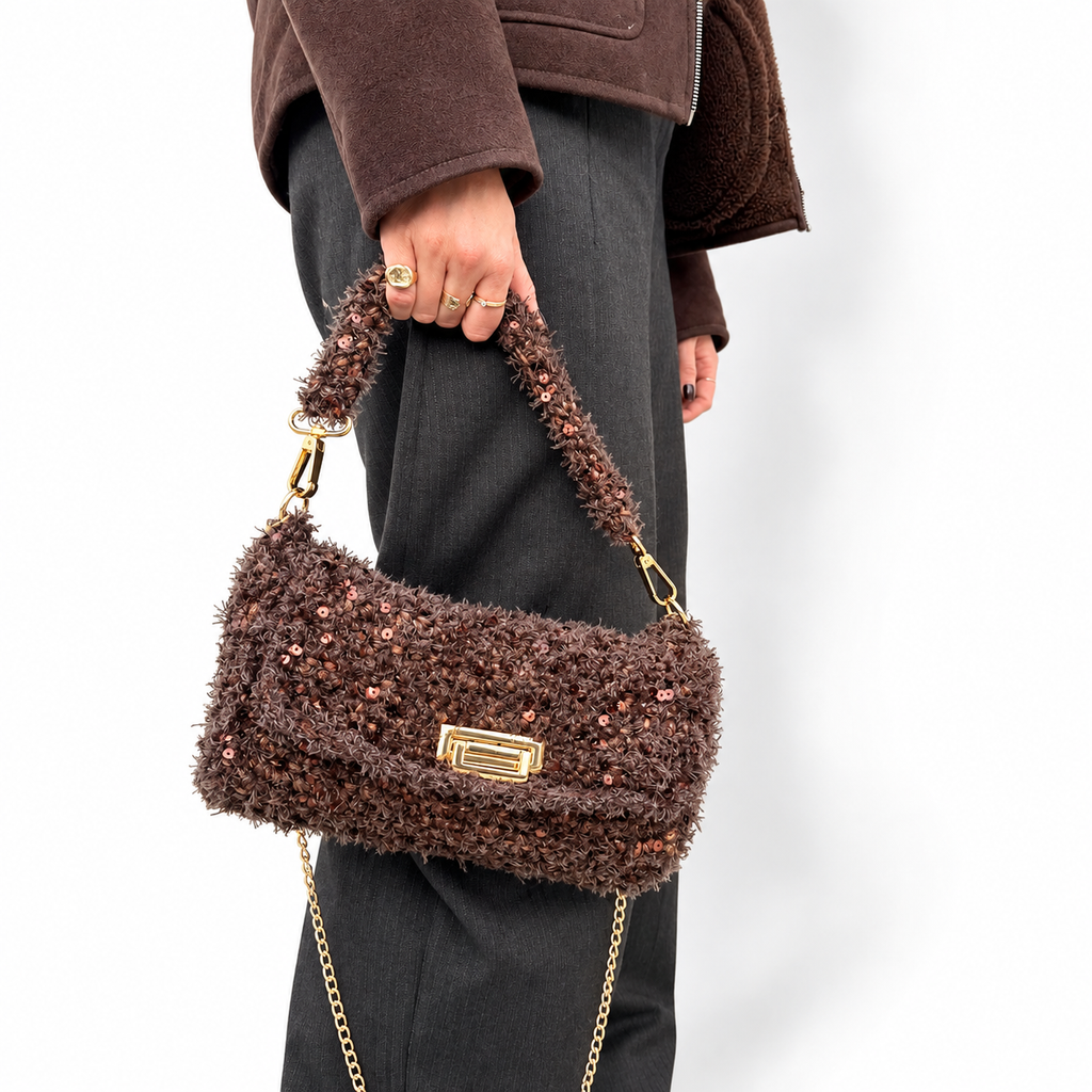 Nina borsa crochet marrone vista indossata
