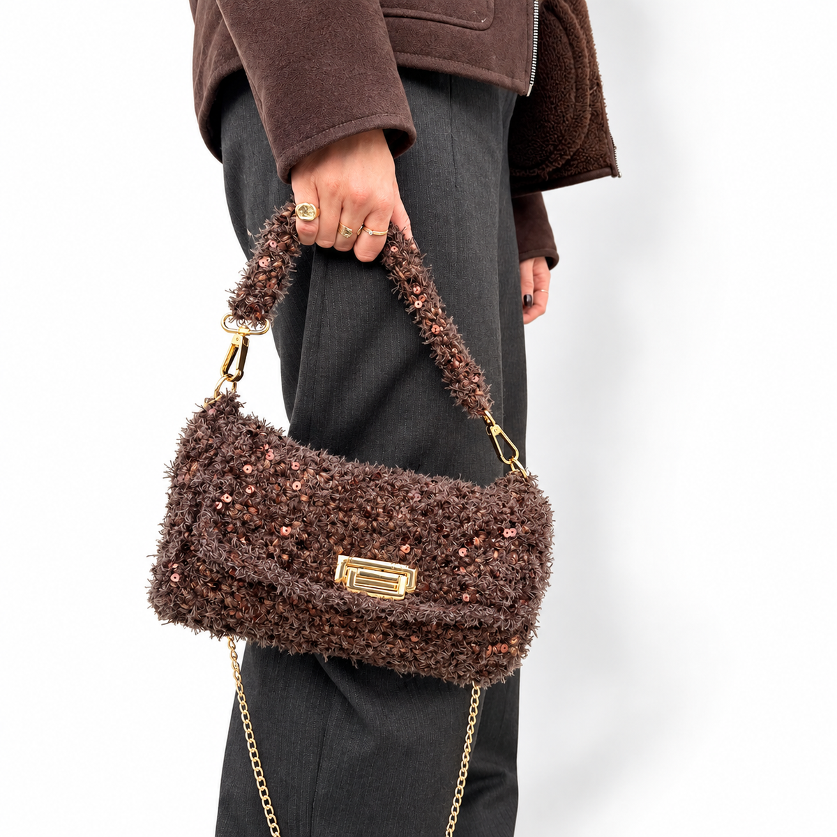 Nina borsa crochet marrone vista indossata