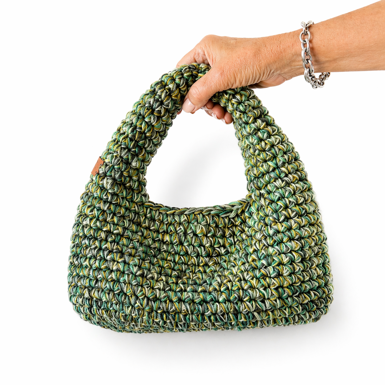 borsa uncinetto Nora a mezzaluna verde melange indossata 