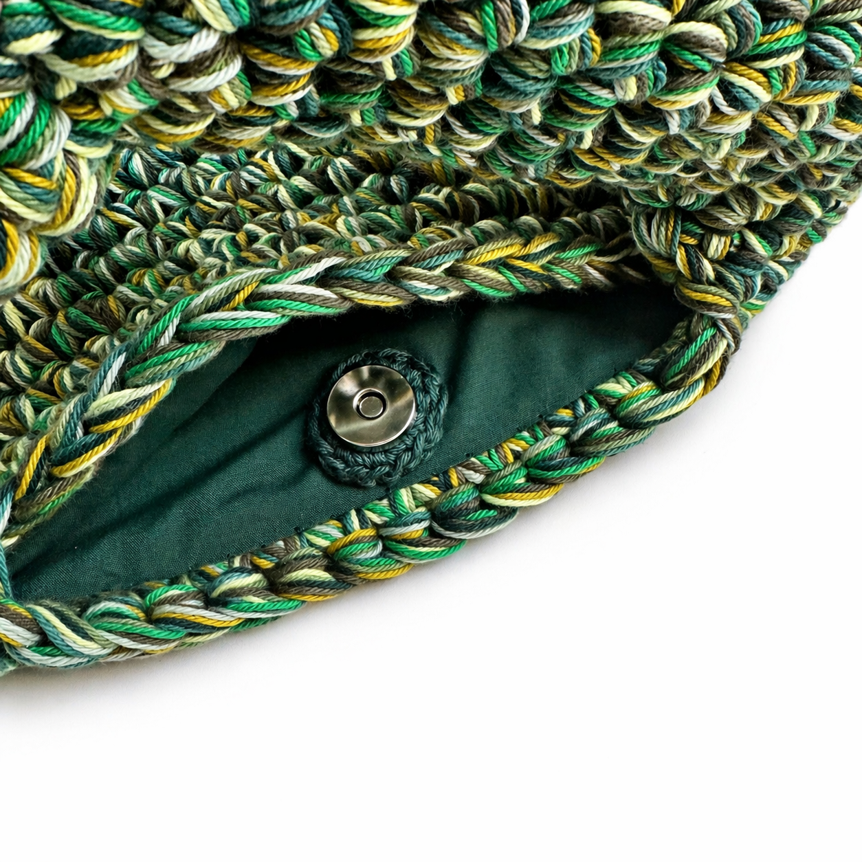 borsa uncinetto verde melange Nora dettaglio lavorazione con 8 fili e bottone magnetico