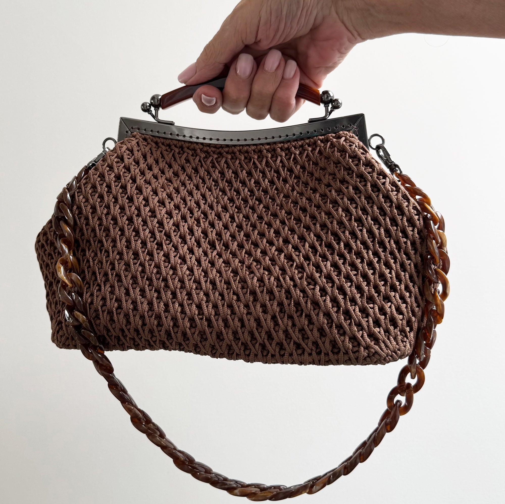 clutch Petra indossata a mano