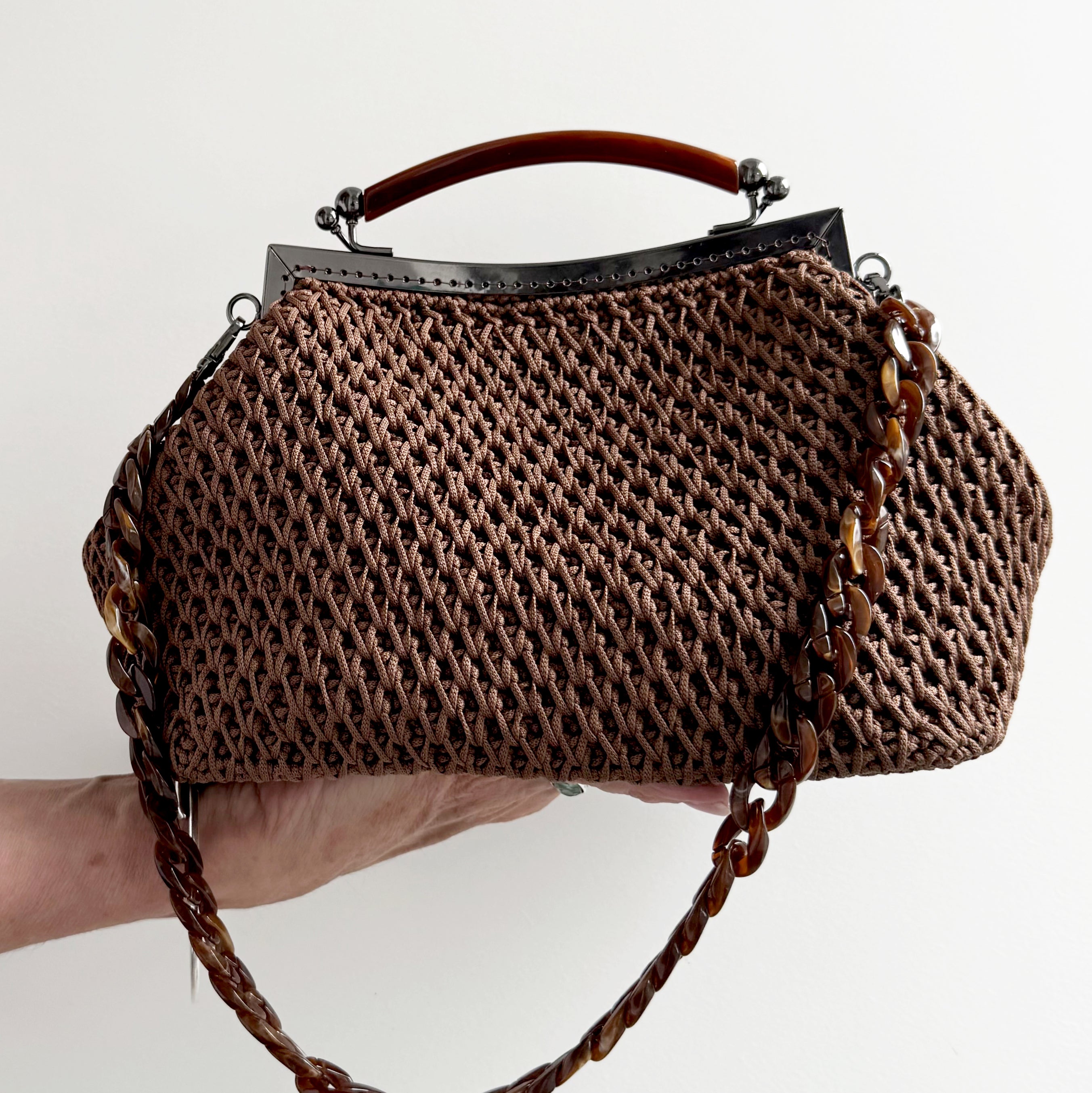 clutch Petra ivista frontale in mano