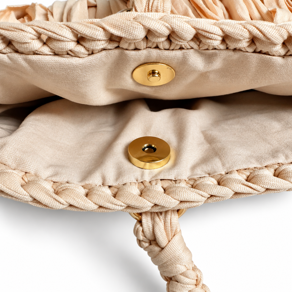 Dettaglio della chiusura con bottoni magnetici e fodera interna in cotone della borsa Sienna