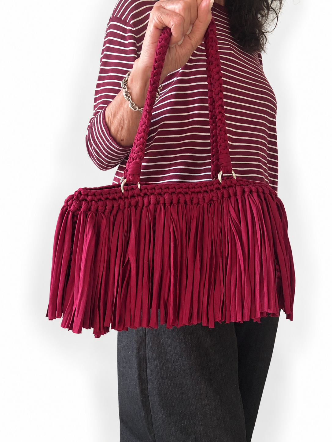 Borsa Sienna con frange rosso vino indossata, vista frontale