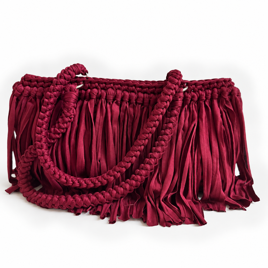 Borsa Sienna rosso vino con frange, manici intrecciati e dettagli argento