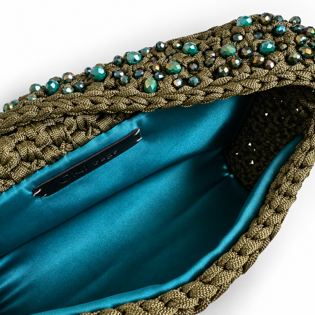 Interno della borsa Talide verde militare, con fodera in raso petrolio ed etichetta CKI Bags.